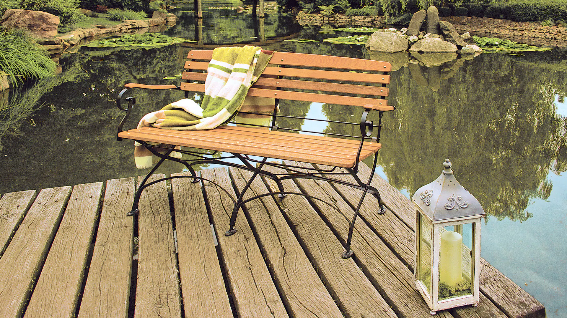 Banc de jardin classique et élégant avec assise à lamelles de forme confortable