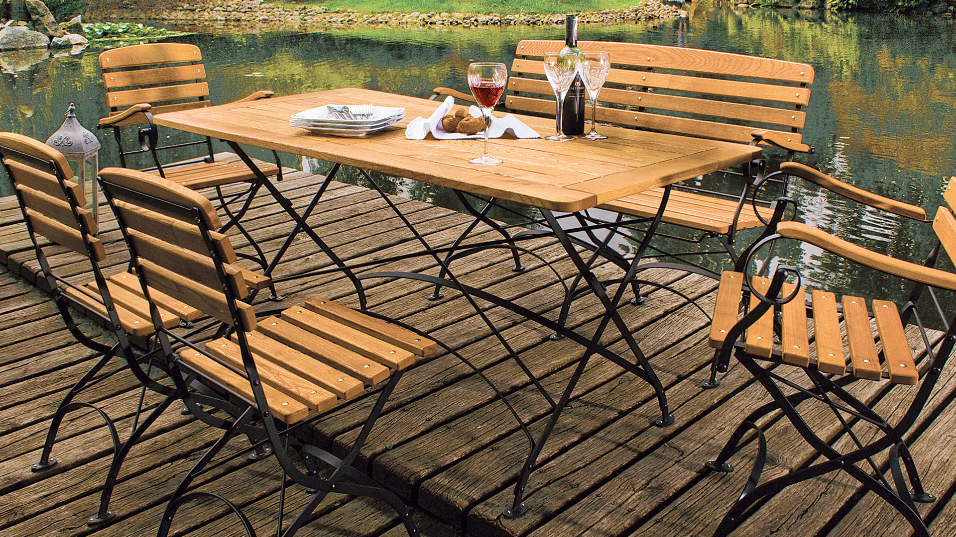 Elégante table de jardin pliante avec structure forgée à la main