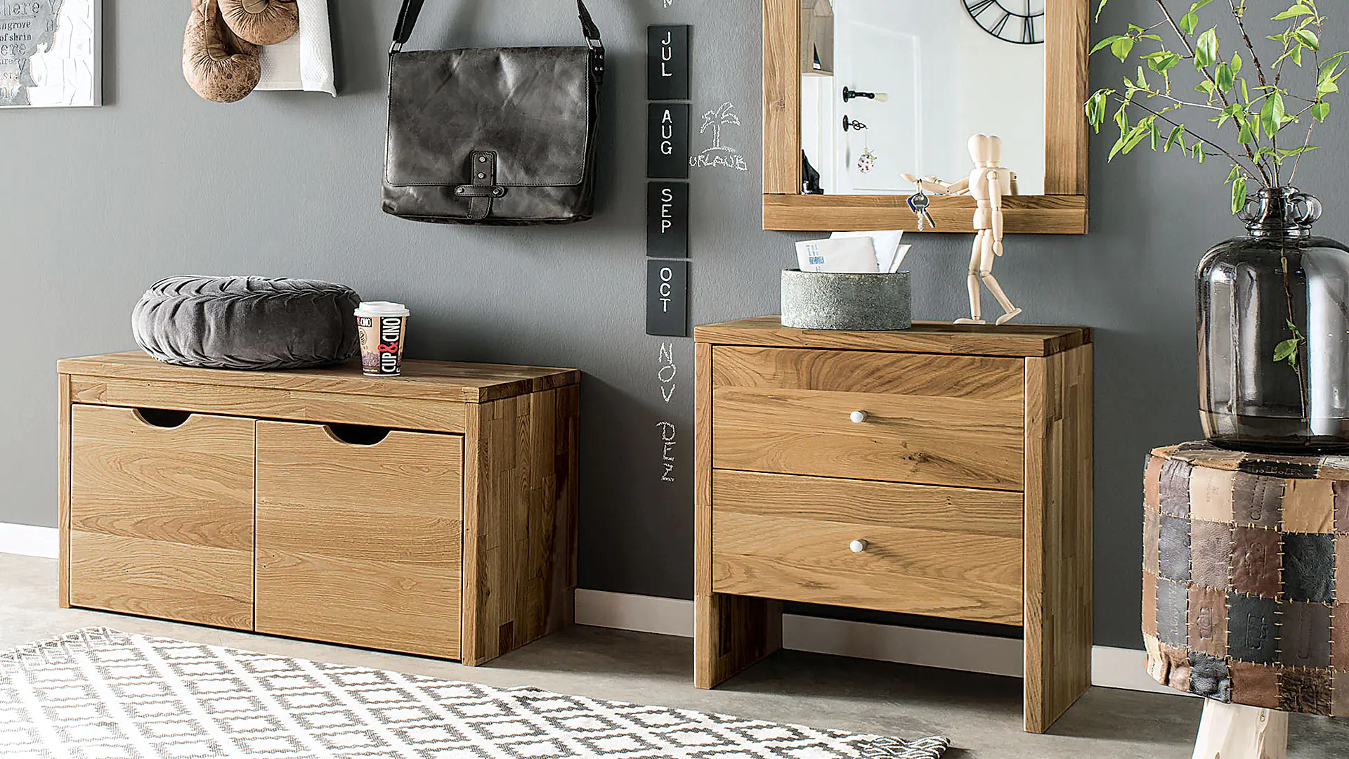 Commode massive en chêne sauvage noble, ici avec miroir et banc assortis