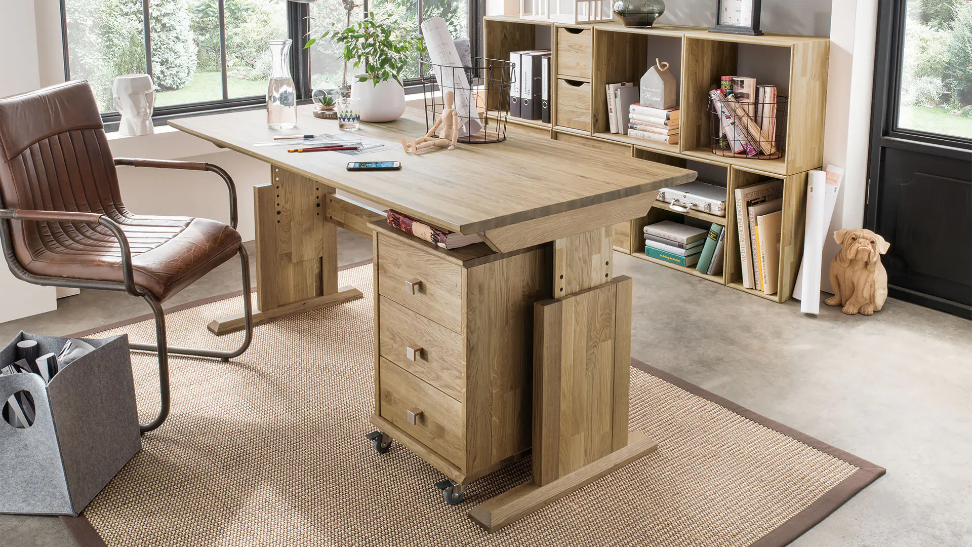 Bureau en chêne combiné avec un caisson à roulettes assorti