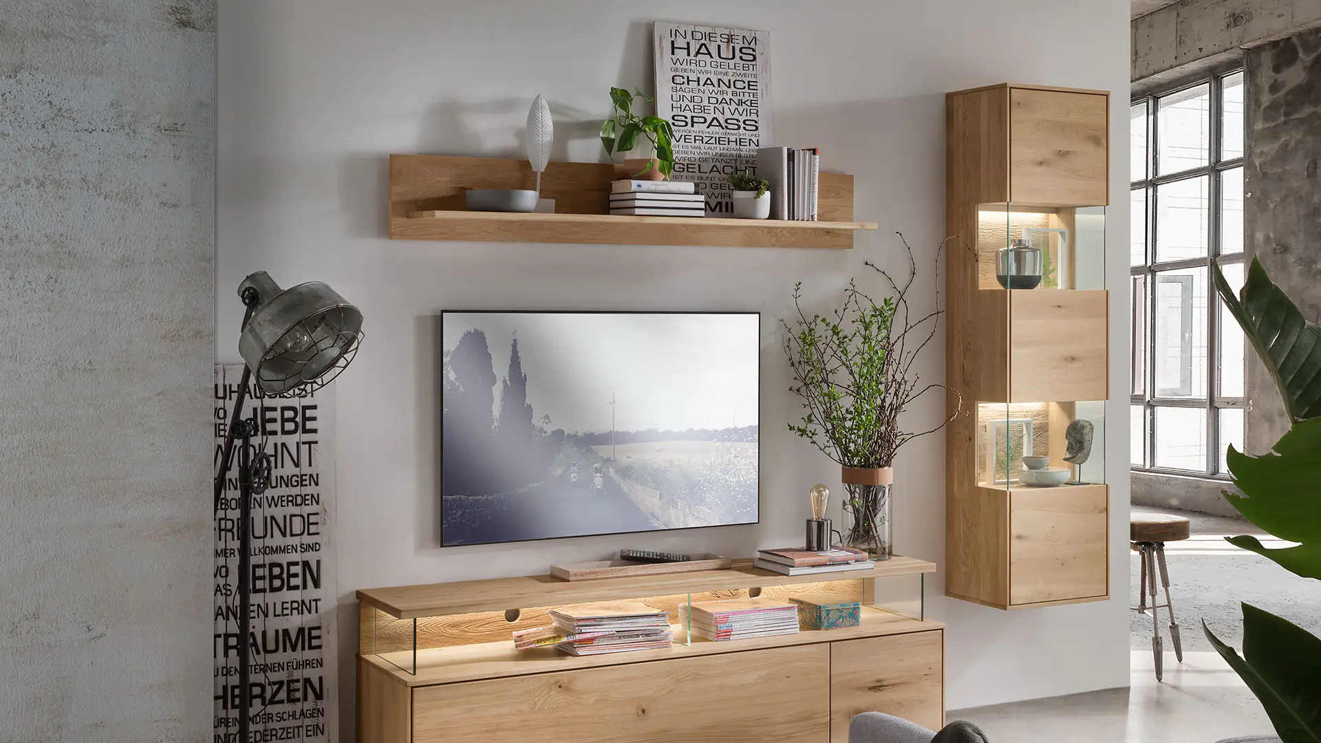 Armoire suspendue Vasado, chêne sauvage massif, avec éclairage LED