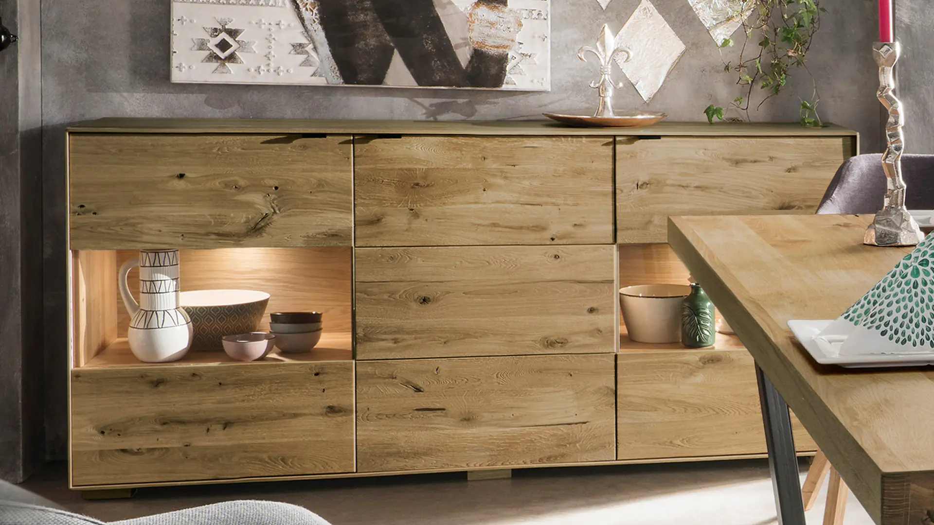 Le sideboard Senera - ici en chêne sauvage - séduit par son design et sa fonctionnalité