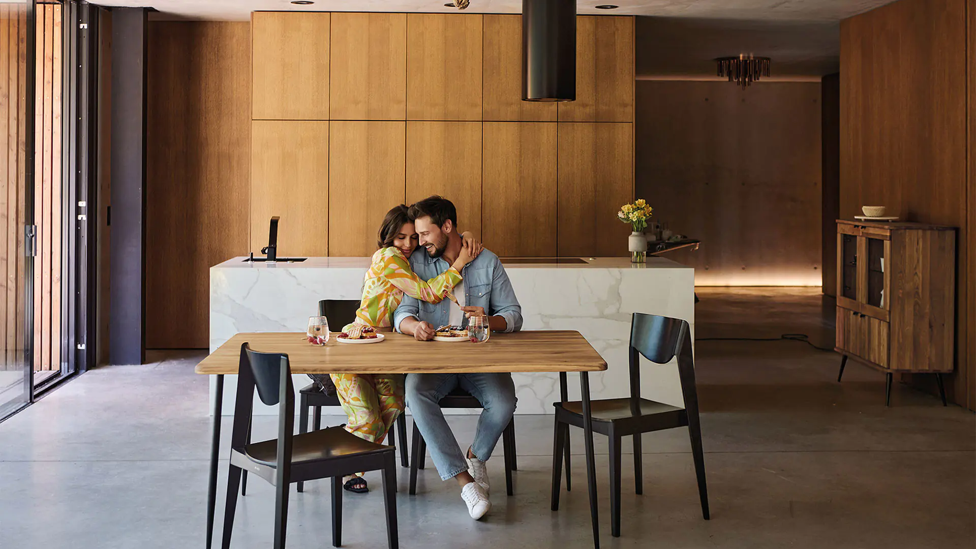 Table Ondas avec plateau en bois massif et pieds en métal noir