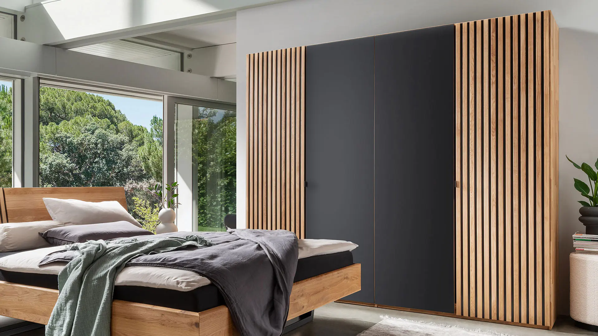 Armoire en chêne sauvage avec optique de panneaux acoustiques et façades anthracite