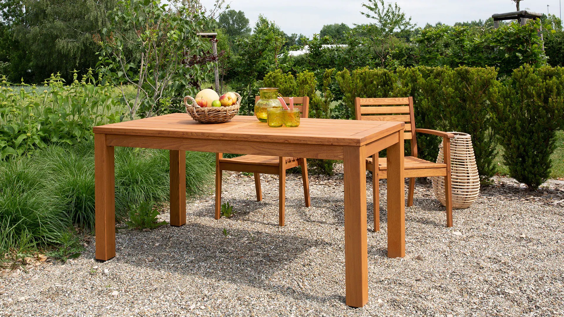 Table de jardin d'aspect massif pour de belles heures en plein air