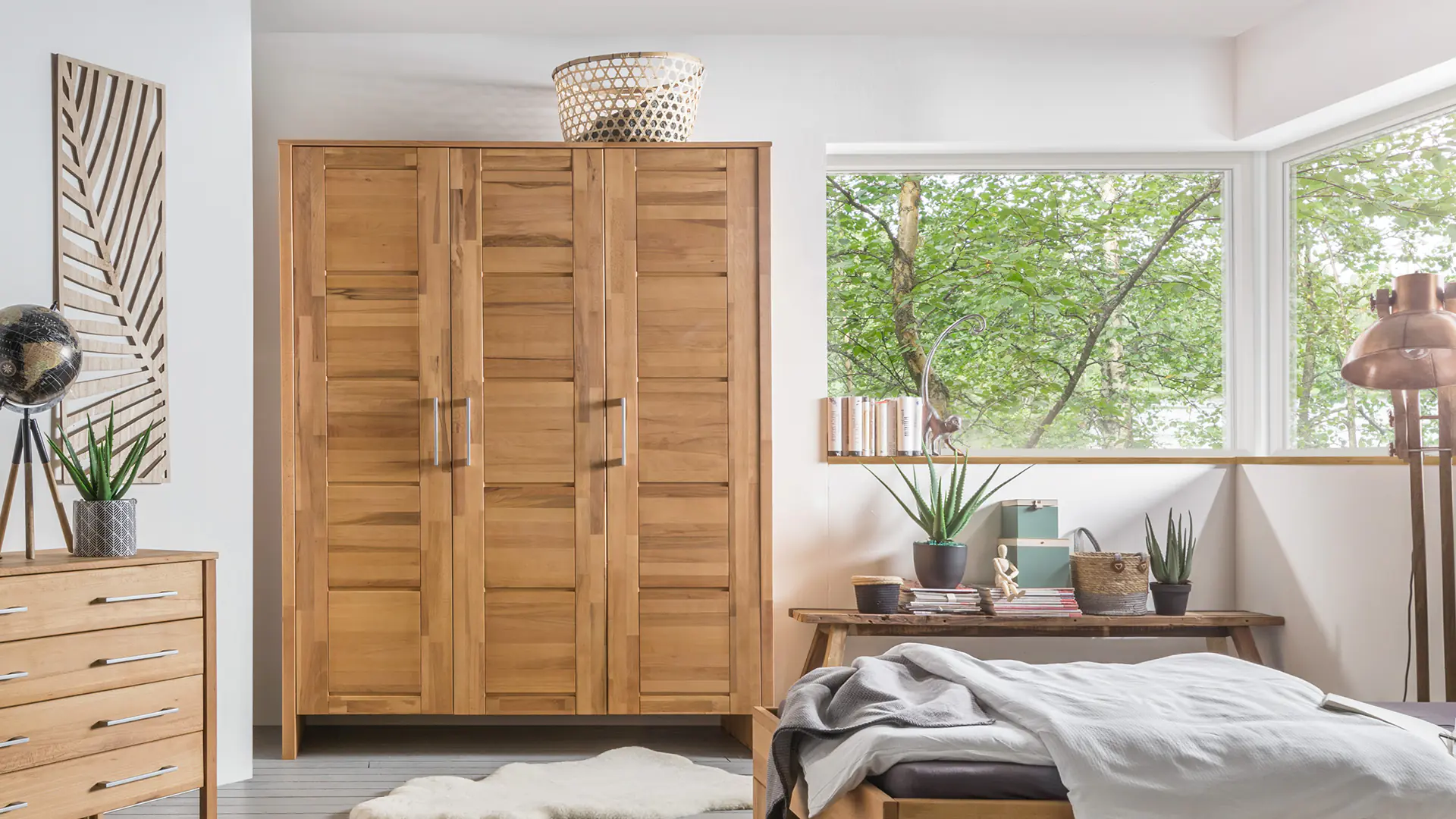 Armoire moderne avec portes à cassettes attrayantes