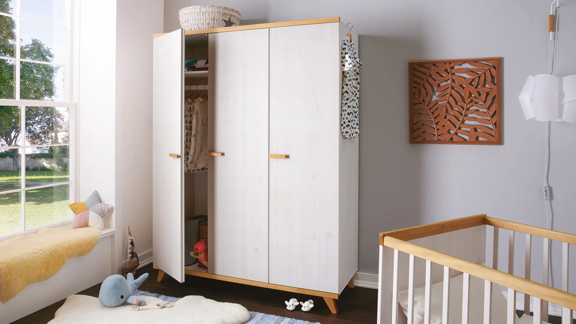 Armoire en pin massif au style frais et scandinave