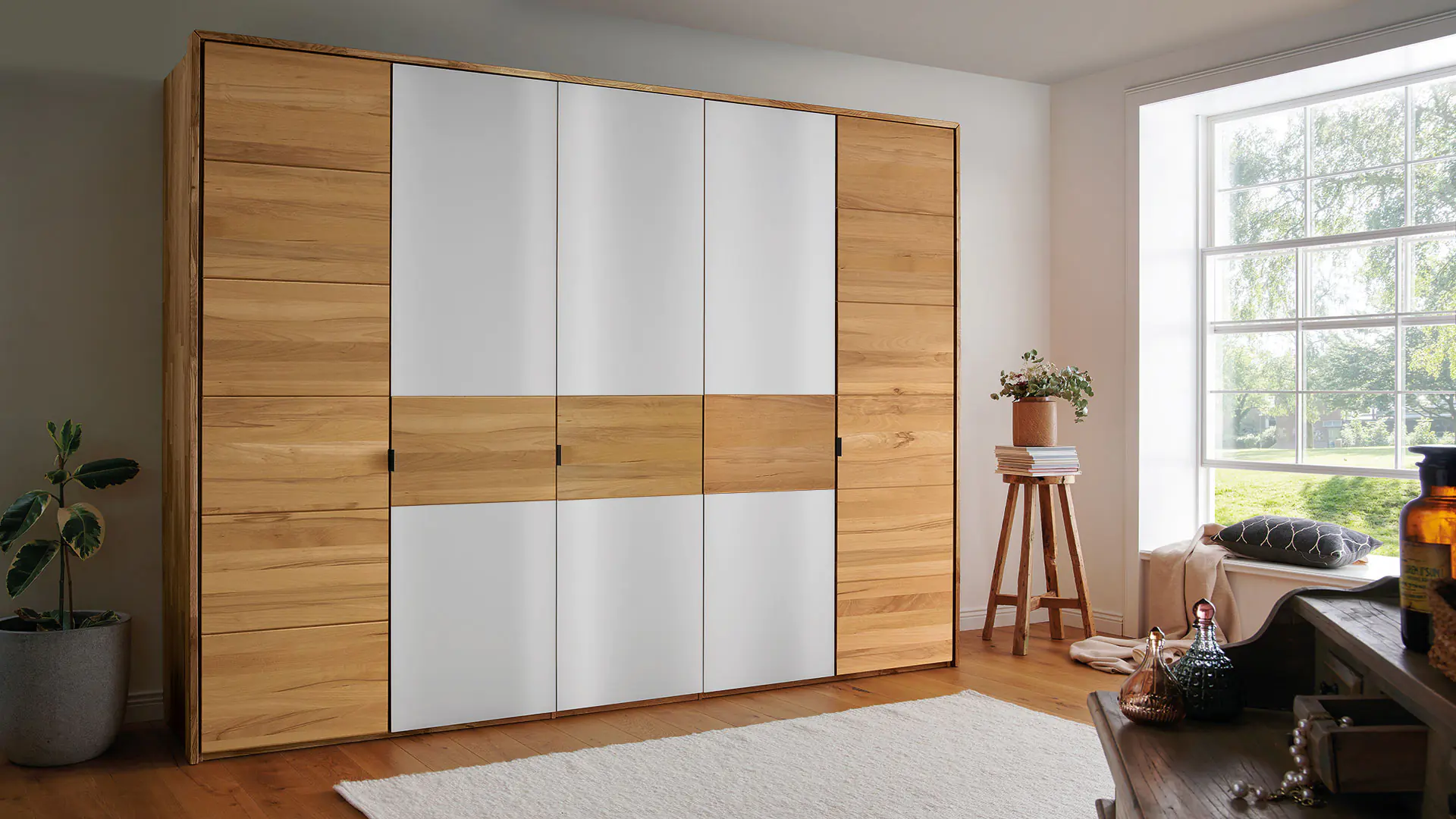 Armoire en cœur de hêtre avec 5 portes battantes