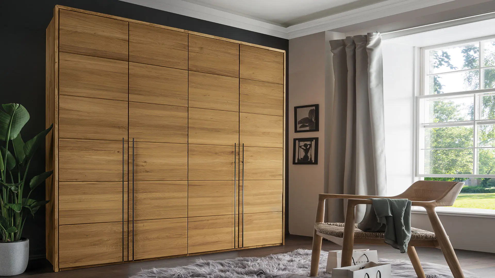 Armoire en cœur de hêtre avec 4 portes battantes